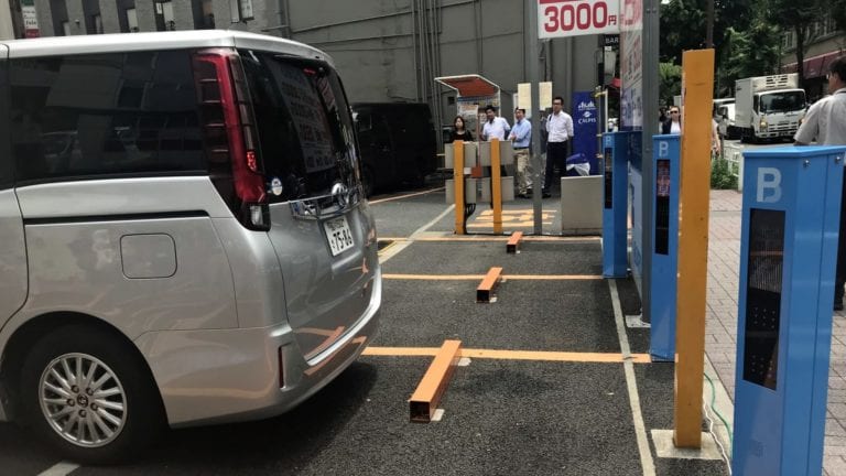 Softbank Kembangkan Layanan Parkir via Ponsel